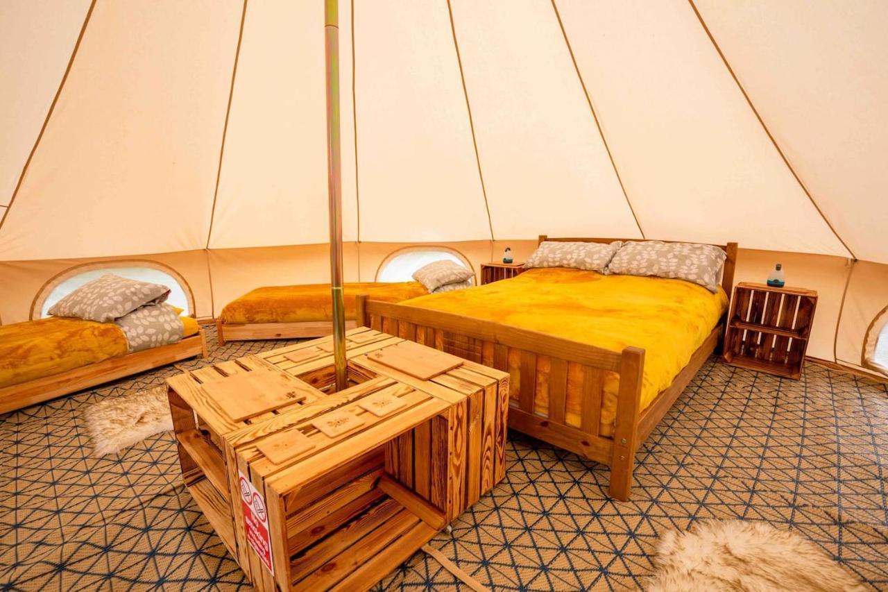 Upper Hulme Roaches Retreat Family Glampsite, Rocky Reach Bell Tent With Outdoor Adventures And Campfire Nights מראה חיצוני תמונה