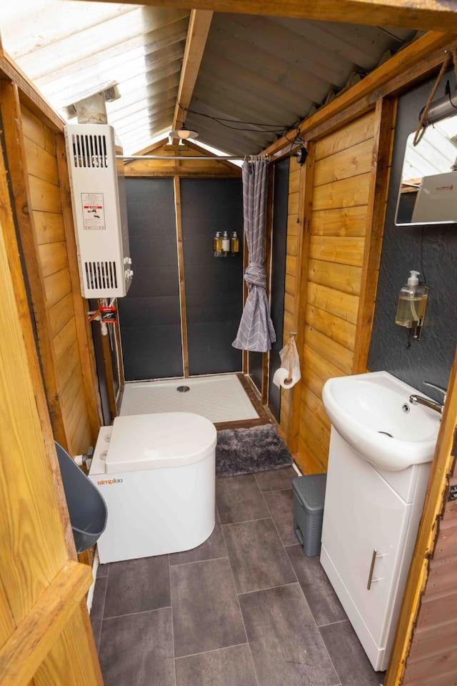 Upper Hulme Roaches Retreat Family Glampsite, Rocky Reach Bell Tent With Outdoor Adventures And Campfire Nights מראה חיצוני תמונה