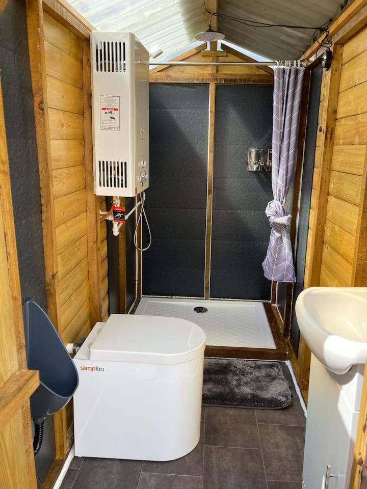 Upper Hulme Roaches Retreat Family Glampsite, Rocky Reach Bell Tent With Outdoor Adventures And Campfire Nights מראה חיצוני תמונה