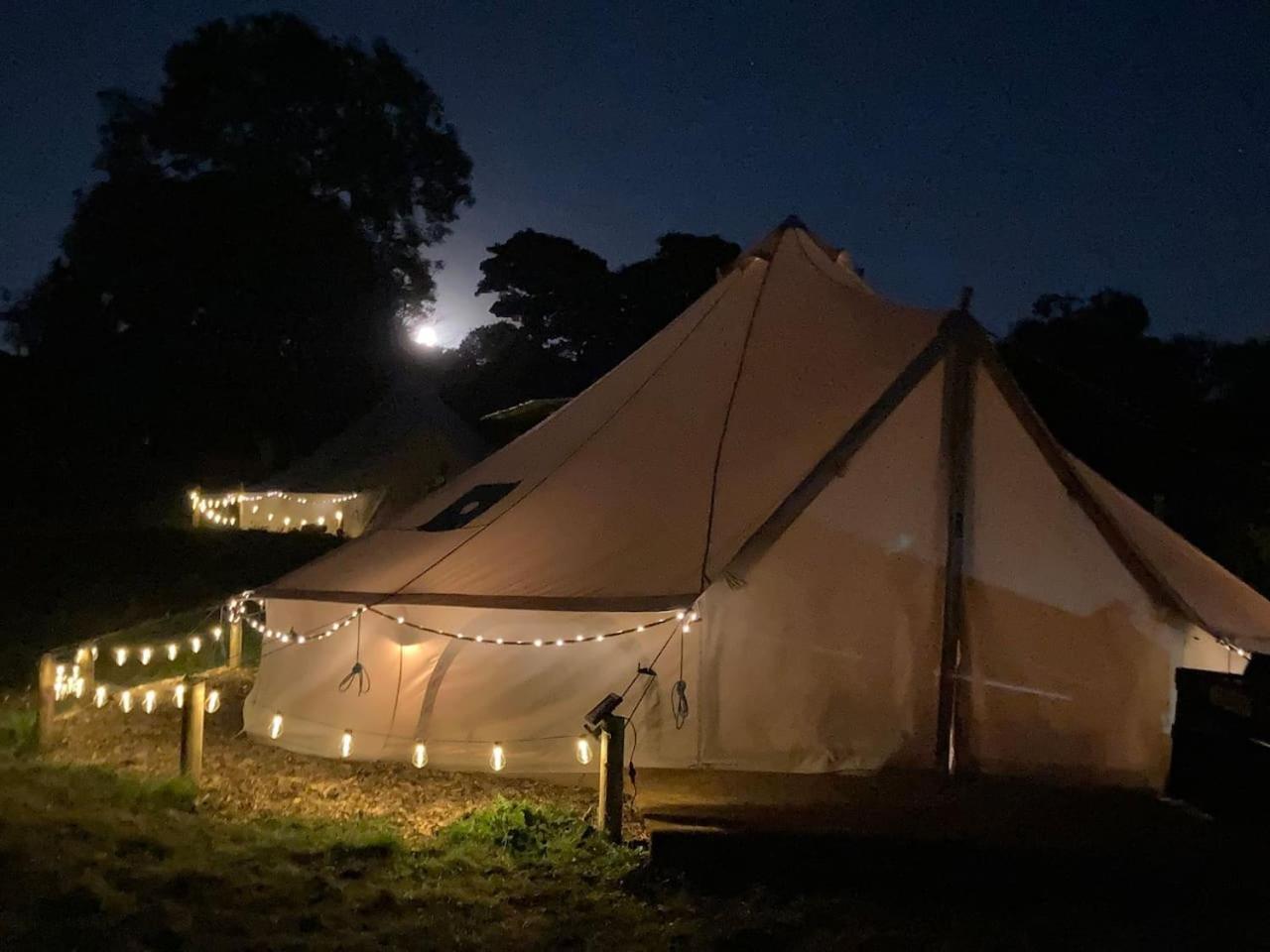 Upper Hulme Roaches Retreat Family Glampsite, Rocky Reach Bell Tent With Outdoor Adventures And Campfire Nights מראה חיצוני תמונה