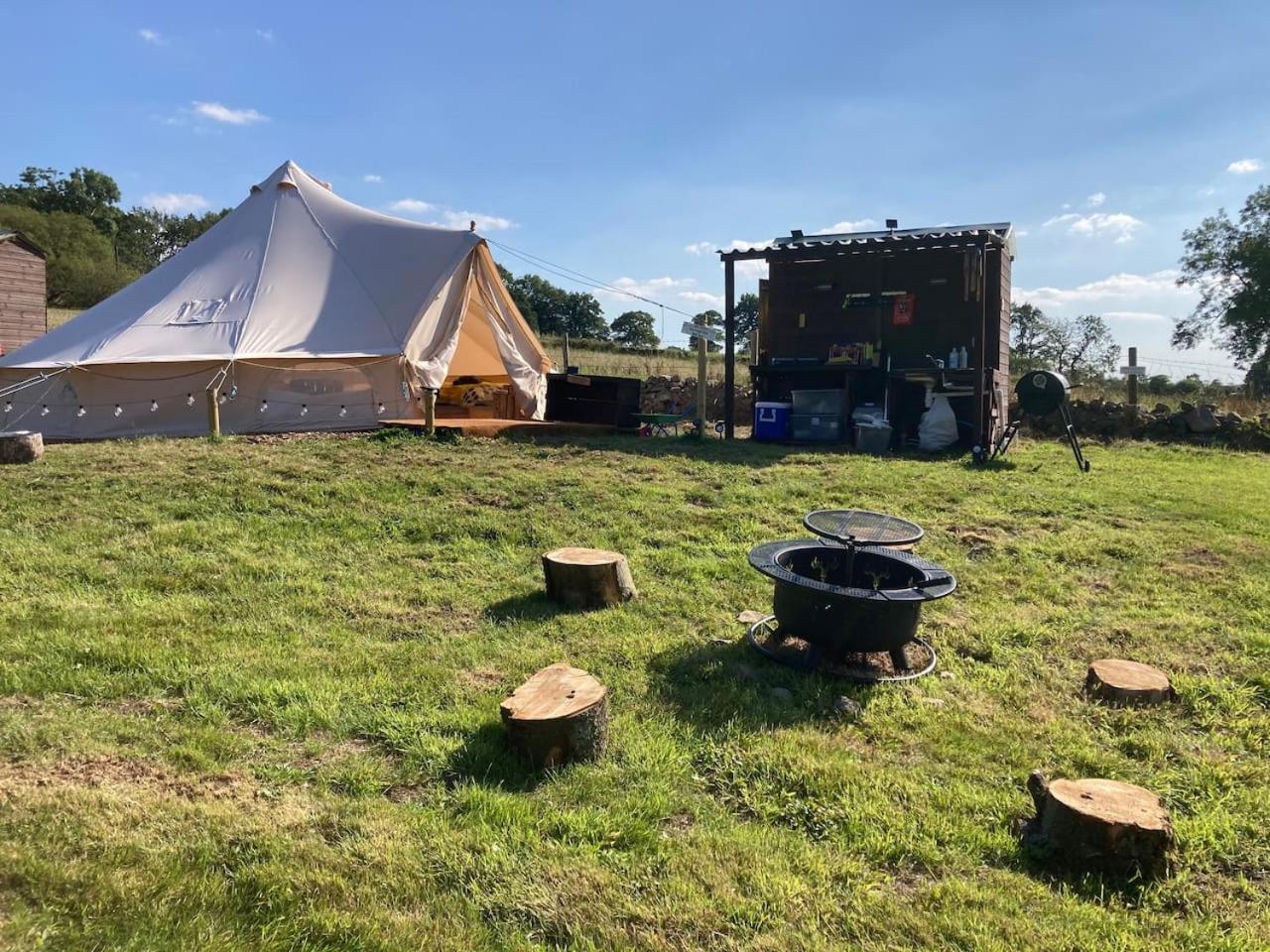 Upper Hulme Roaches Retreat Family Glampsite, Rocky Reach Bell Tent With Outdoor Adventures And Campfire Nights מראה חיצוני תמונה