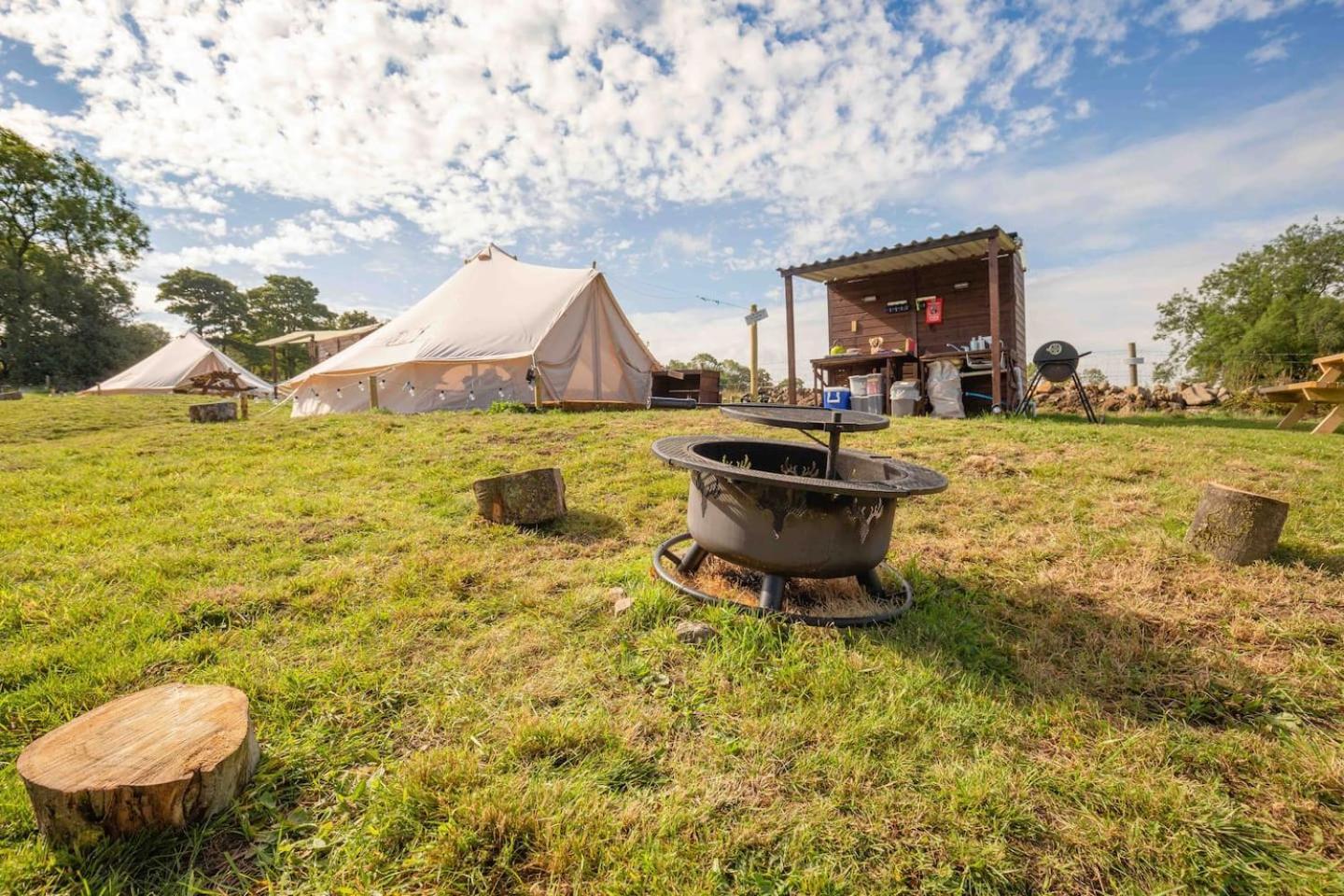 Upper Hulme Roaches Retreat Family Glampsite, Rocky Reach Bell Tent With Outdoor Adventures And Campfire Nights מראה חיצוני תמונה